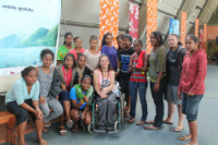 Des élèves de seconde Do Neva entourant l'écrivaine tahitienne Nathalie Salmon-Hudry